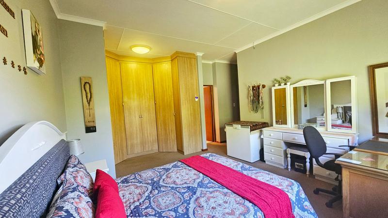 6 Bedroom Property for Sale in Fraaiuitsig Western Cape